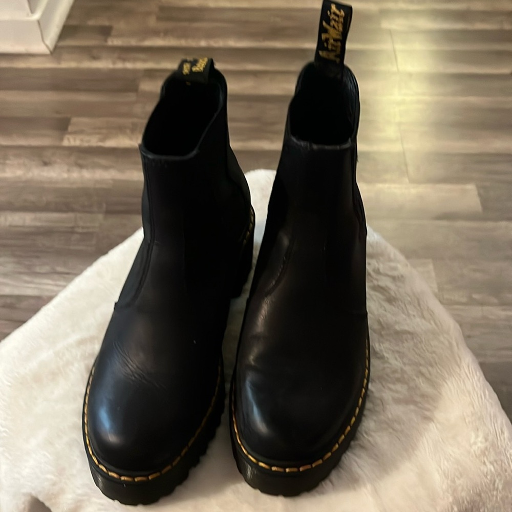 ROMETTY WYOMING LEATHER PLATFORM CHELSEA BOOTS. Size 6 used.
